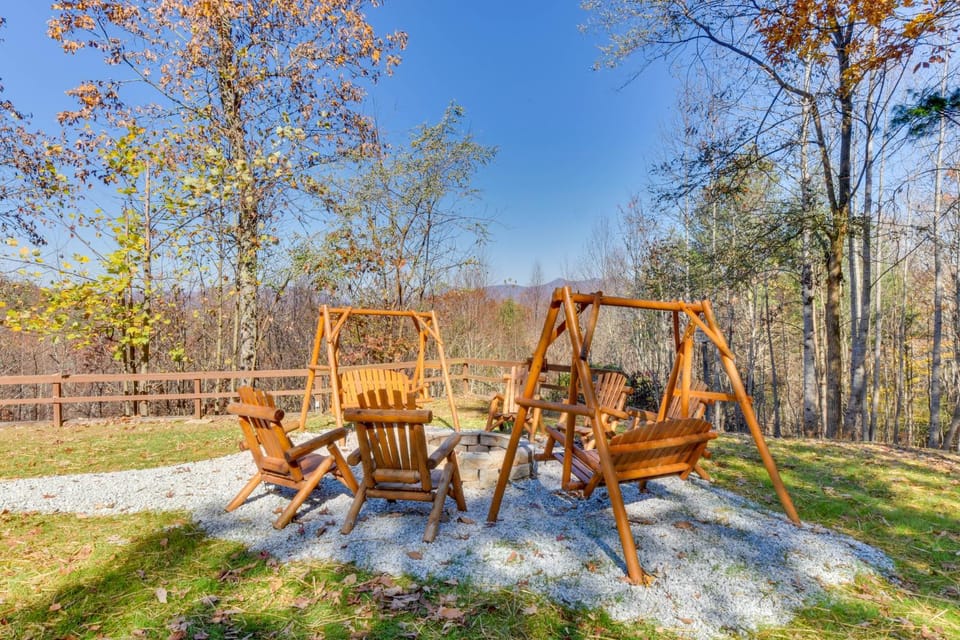 Hot Tub, Arcade & Casino! Blue Ridge Mtn Mansion House in Union County