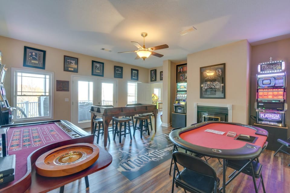 Hot Tub, Arcade & Casino! Blue Ridge Mtn Mansion House in Union County