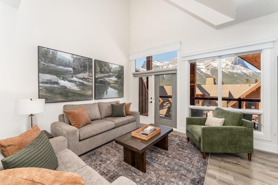 Spectacular Penthouse With Amazing Views, Indoor Pool and Hot tub Resort in Canmore