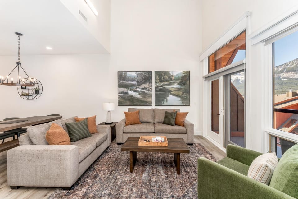 Spectacular Penthouse With Amazing Views, Indoor Pool and Hot tub Resort in Canmore