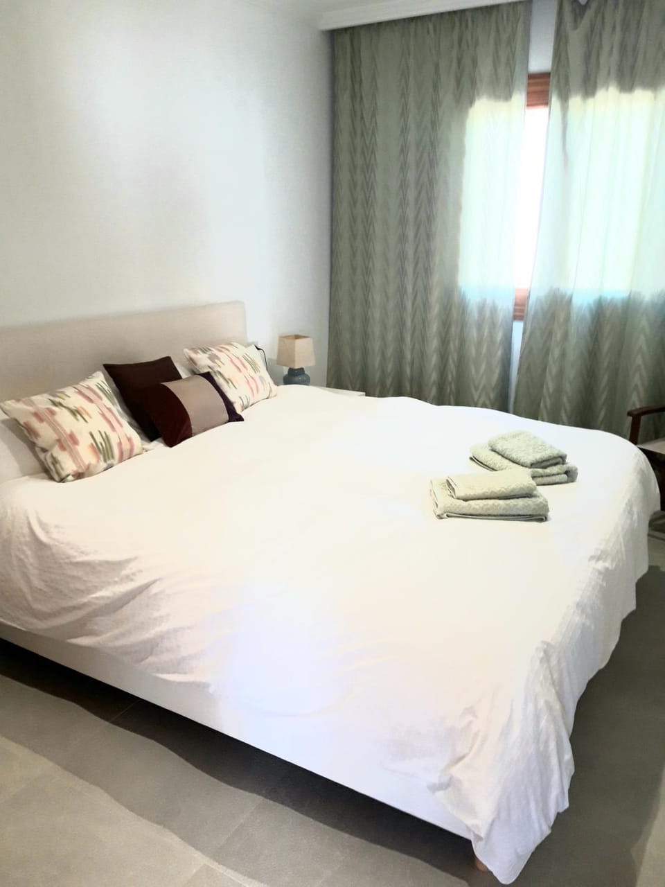 Bed, Bedroom, towels