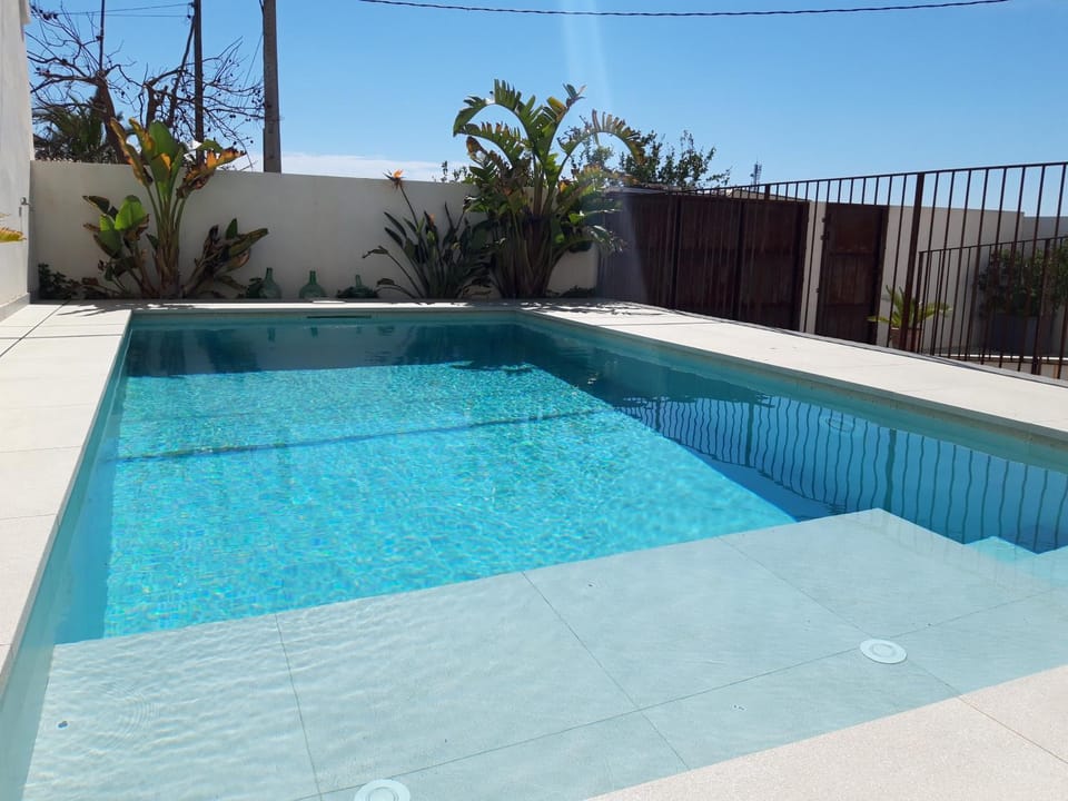 Day, Pool view