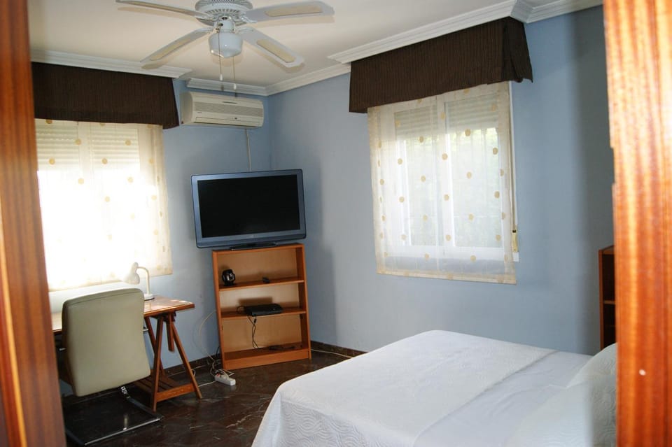 Bed, TV and multimedia, Photo of the whole room, Bedroom, fireplace, hair dresser, air conditioner