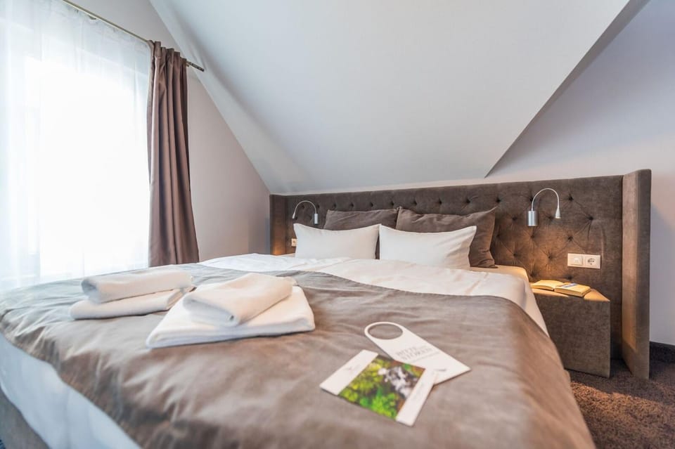 Bed, Bedroom, towels