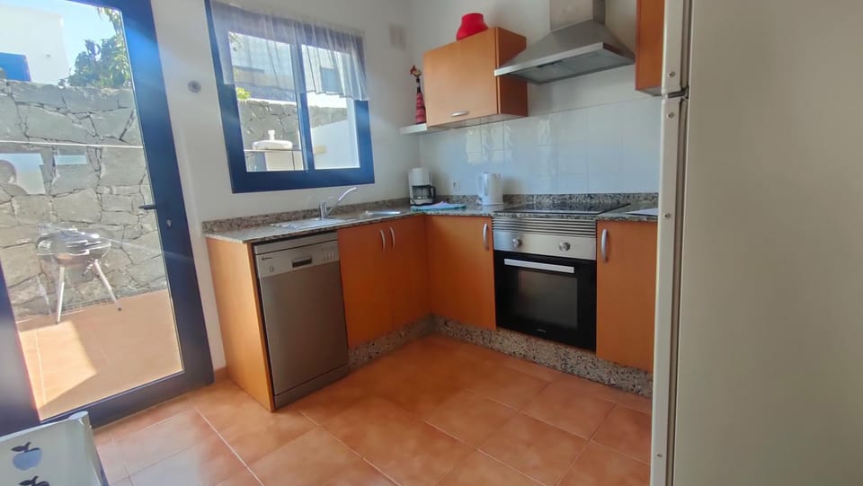 Kitchen or kitchenette, dishwasher