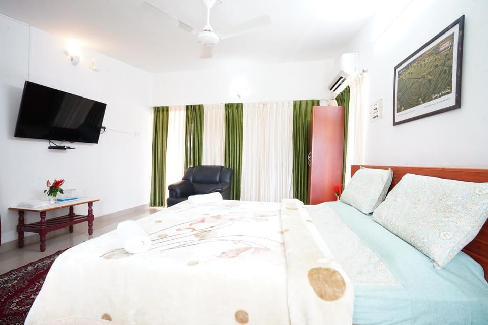 Bed, TV and multimedia, Bedroom