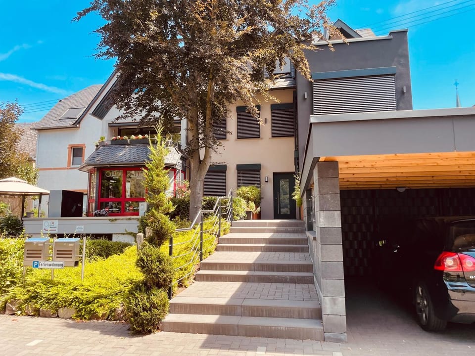 Property building, Day, Neighbourhood, Parking