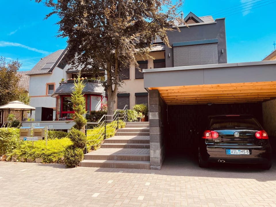 Property building, Day, Garden, Parking