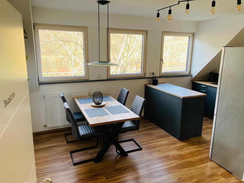 Kitchen or kitchenette, Seating area, Dining area