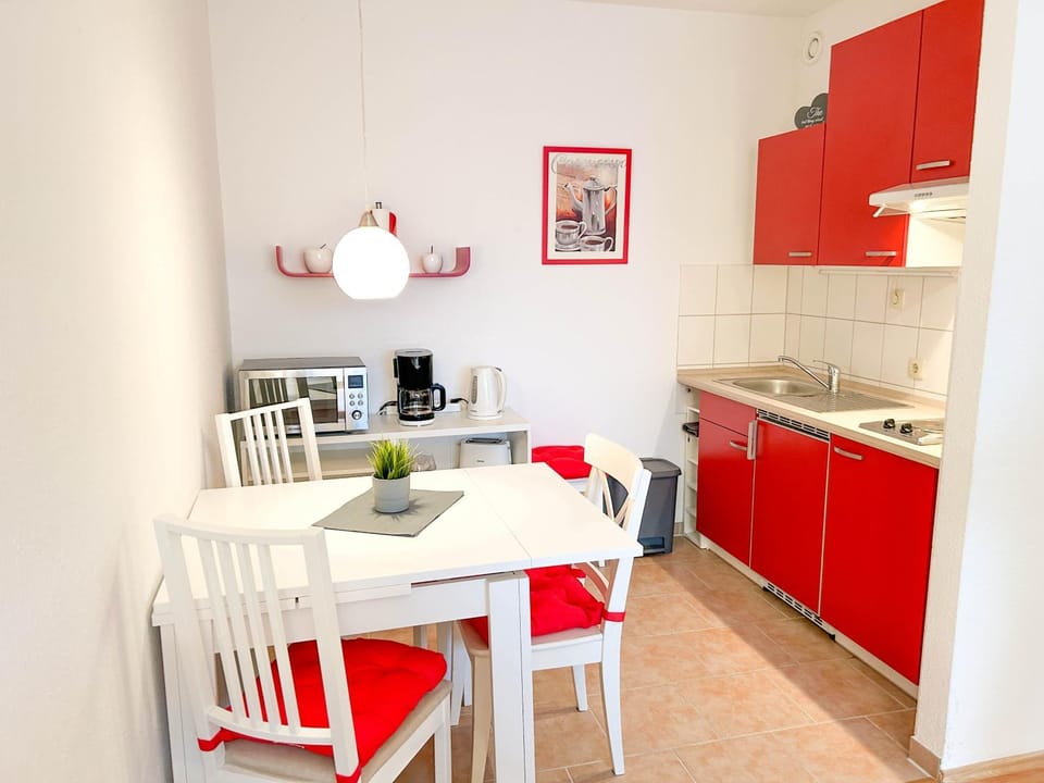 Kitchen or kitchenette, Dining area