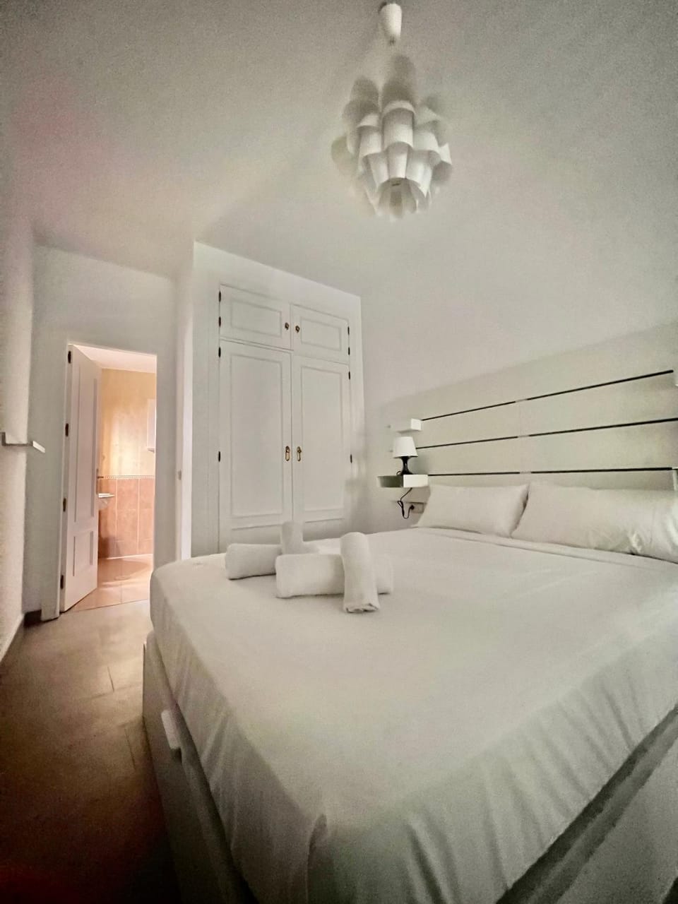Photo of the whole room, Bedroom, wardrobe