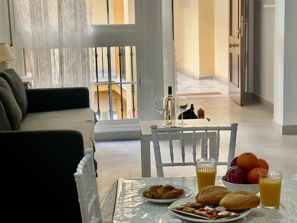 Food and drinks, Photo of the whole room, Seating area, Dining area, Breakfast