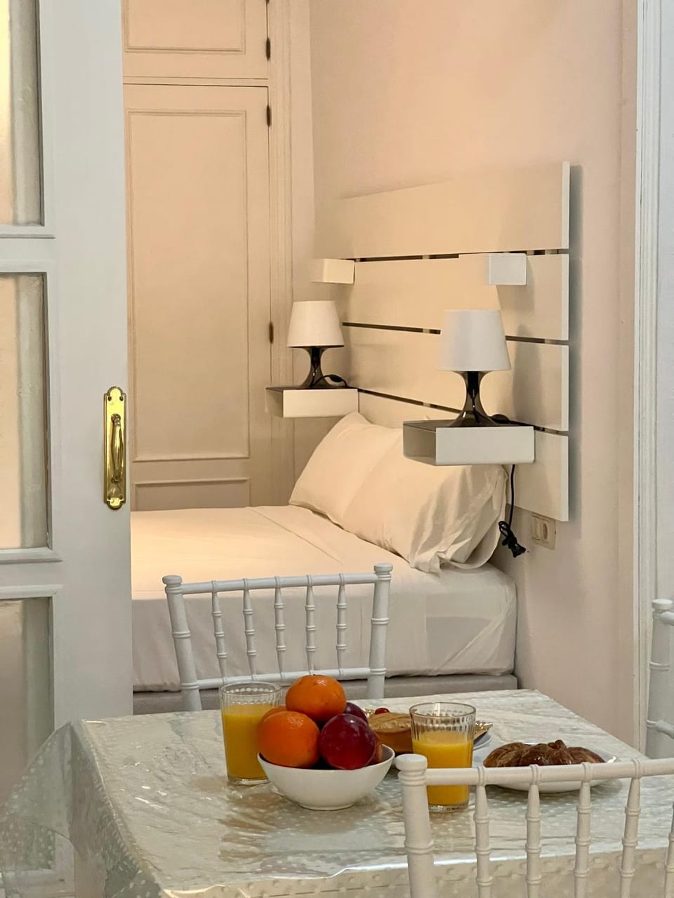 Bed, Photo of the whole room, Dining area, Continental breakfast