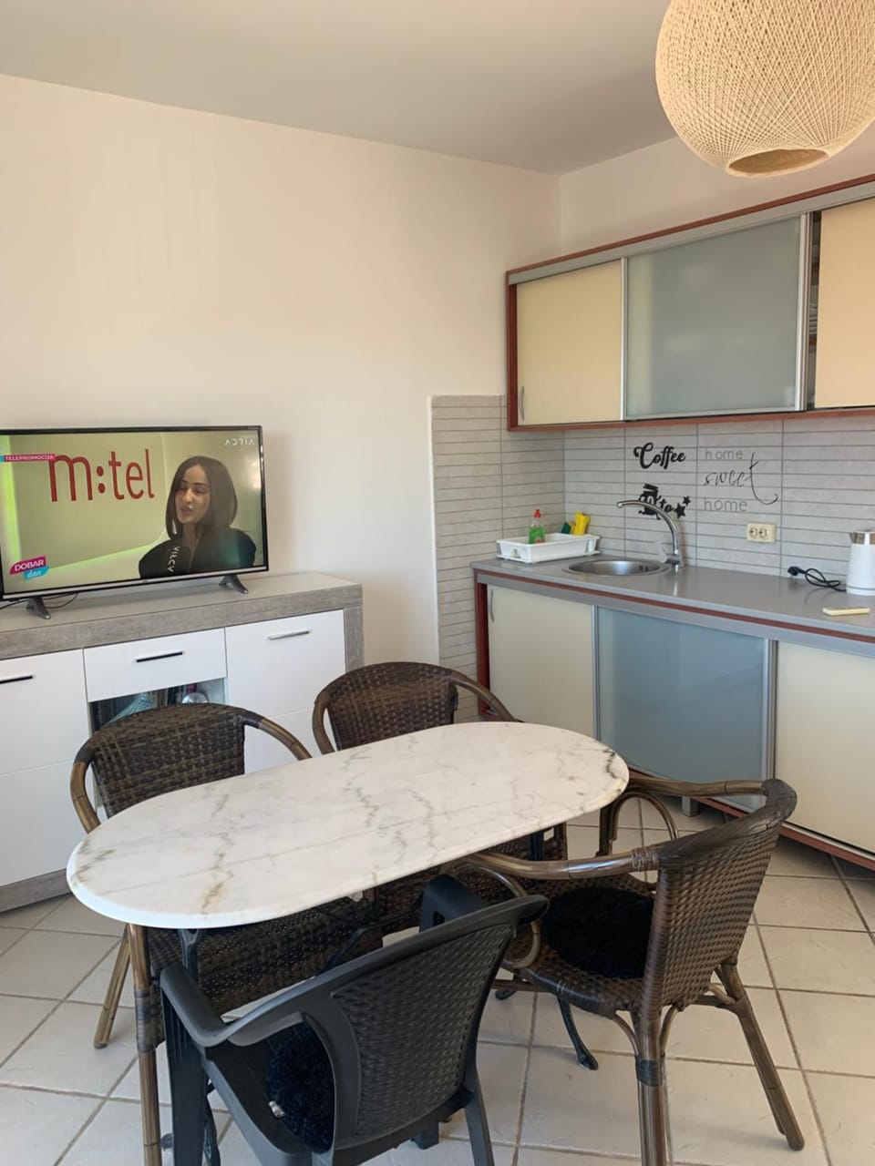 Kitchen or kitchenette, Dining area