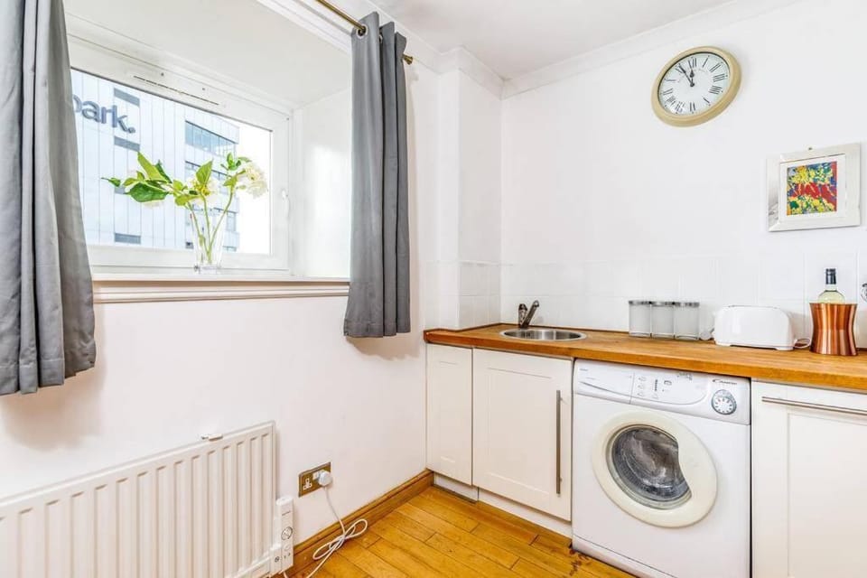 Fresh, modern West End apartment beside Hydro Apartment in Glasgow