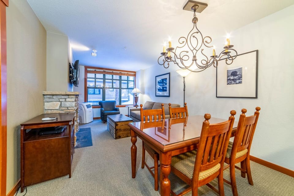 Luxury Oasis Village Ski-in Ski-out House in Mammoth Lakes