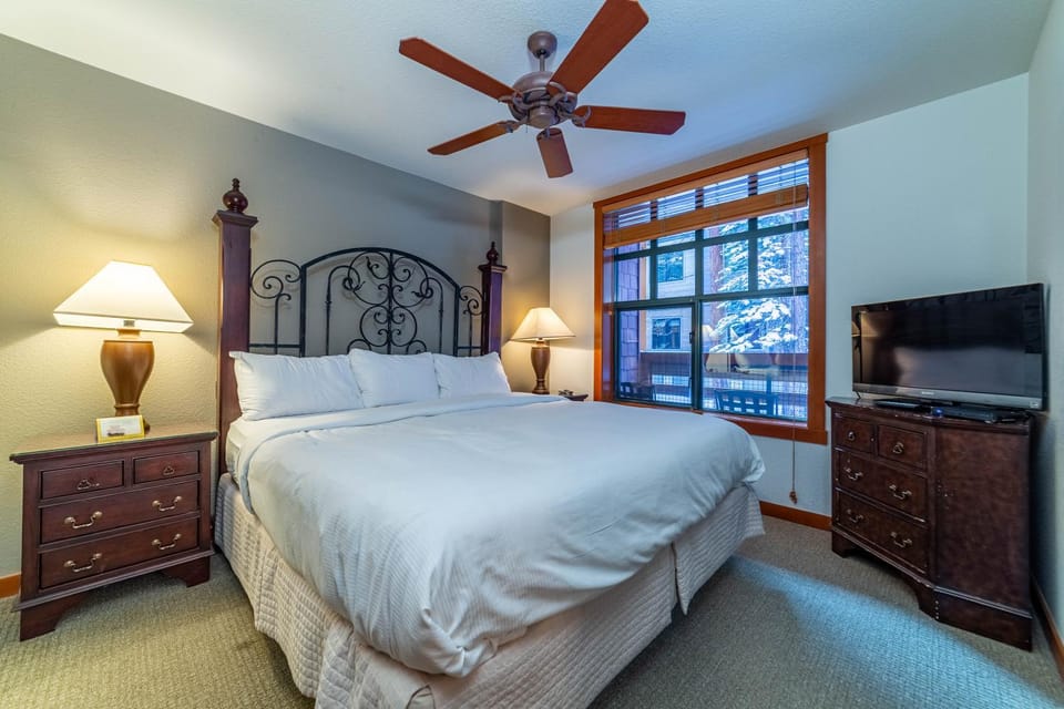 Luxury Oasis Village Ski-in Ski-out House in Mammoth Lakes