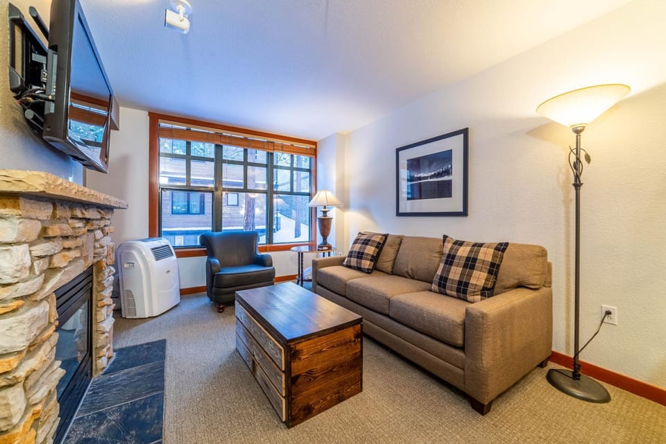 Luxury Oasis Village Ski-in Ski-out House in Mammoth Lakes