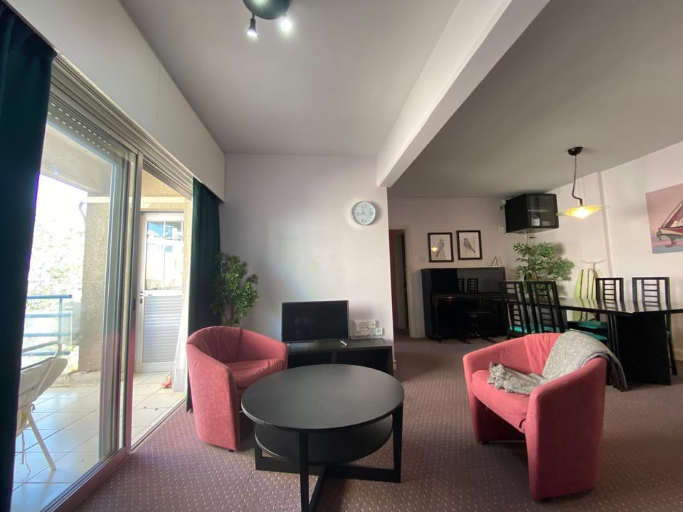 Communal lounge/ TV room, TV and multimedia, Balcony/Terrace, Living room, Seating area, Dining area