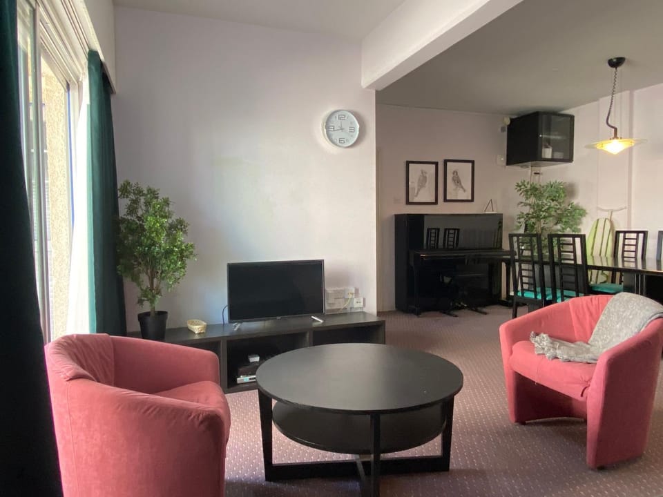 Communal lounge/ TV room, TV and multimedia, Living room, Seating area, Dining area