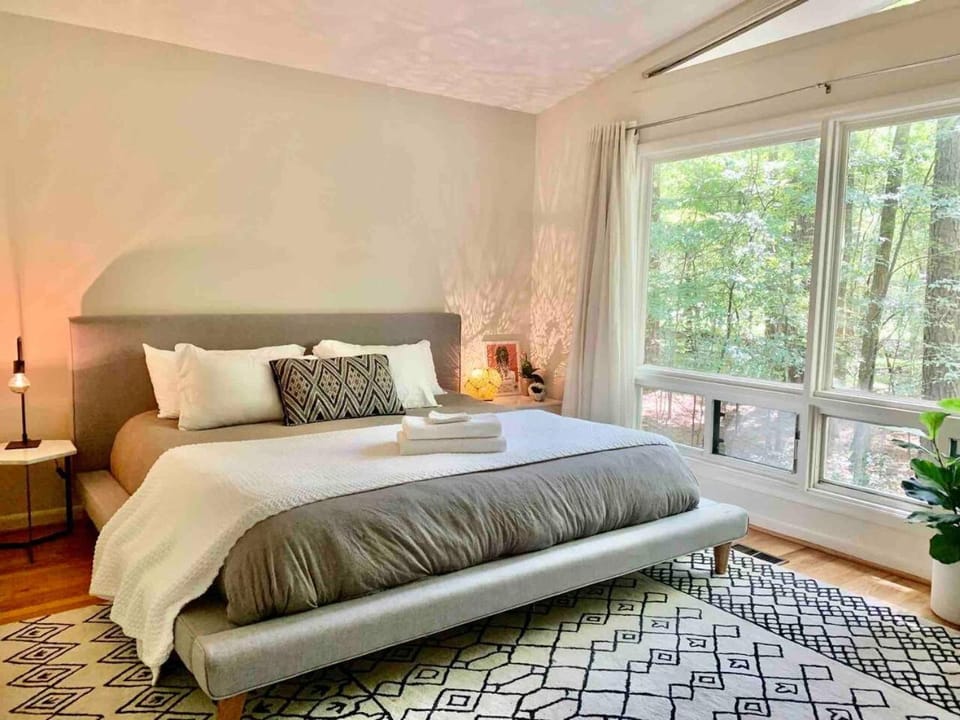 Mid-Century Gem Creekside King Beds Near UNC House in Chapel Hill