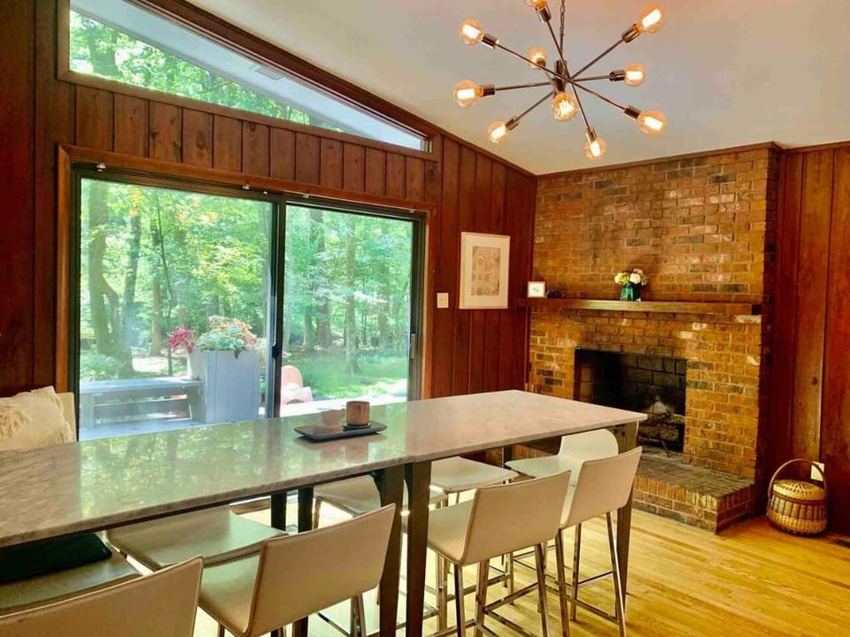 Mid-Century Gem Creekside King Beds Near UNC House in Chapel Hill
