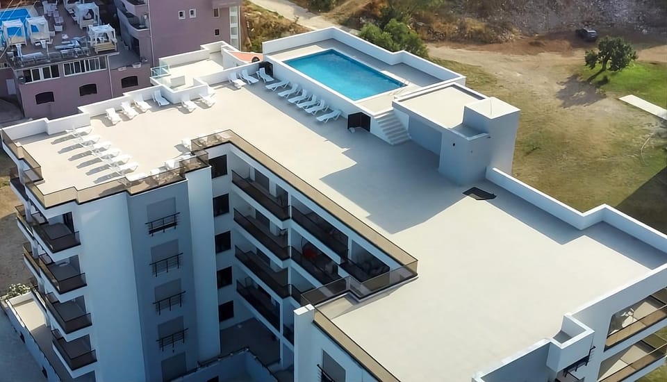 Property building, Day, Pool view, Swimming pool, sunbed