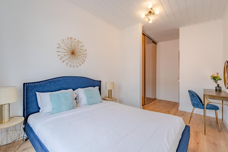 Bed, Photo of the whole room, Seating area, Bedroom