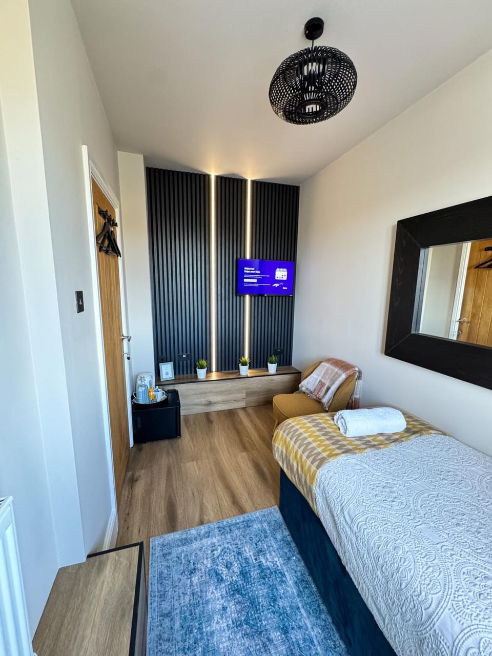 Bed, TV and multimedia, Photo of the whole room, Bedroom