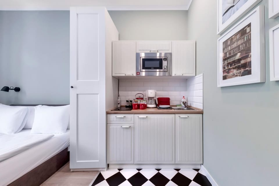 Coffee/tea facilities, Kitchen or kitchenette, Dining area, kitchen