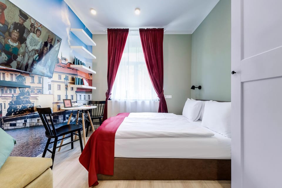 Bed, Dining area