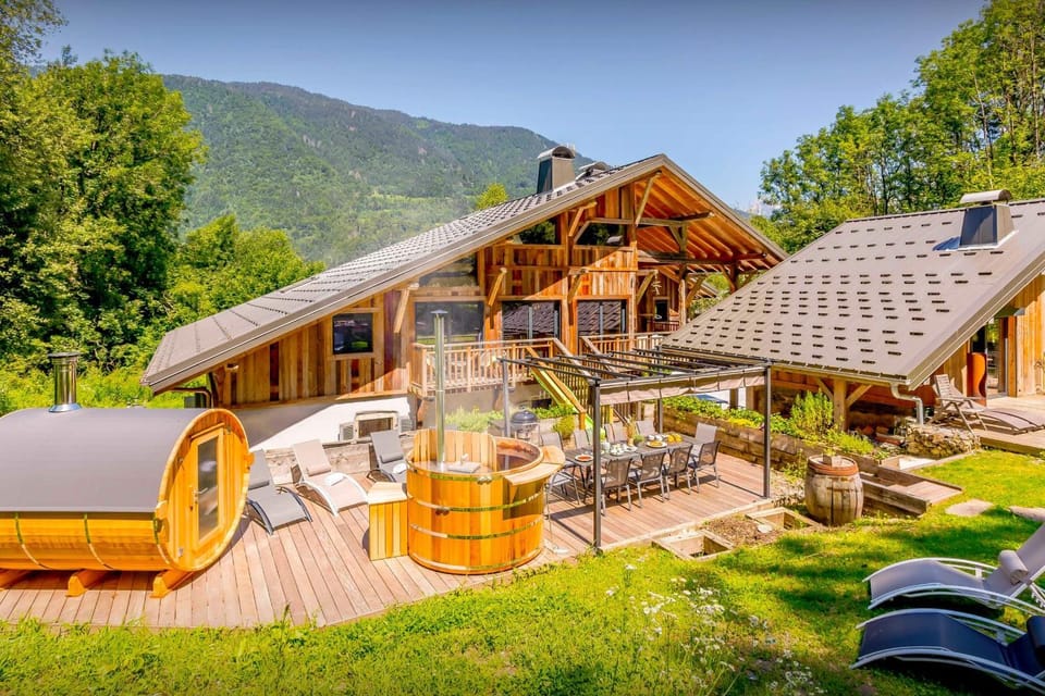 Property building, Spring, Day, Natural landscape, Garden, Hot Tub, Sauna, Balcony/Terrace, Dining area, Garden view, Mountain view, sunbed