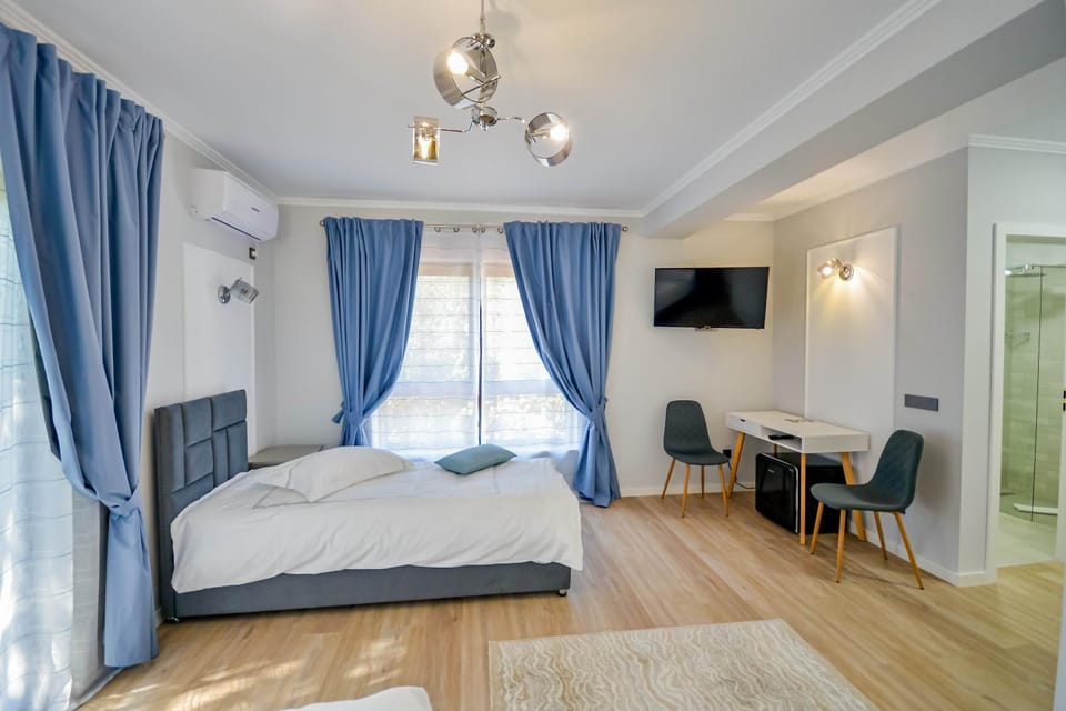 Bed, TV and multimedia, Bedroom, oven, air conditioner