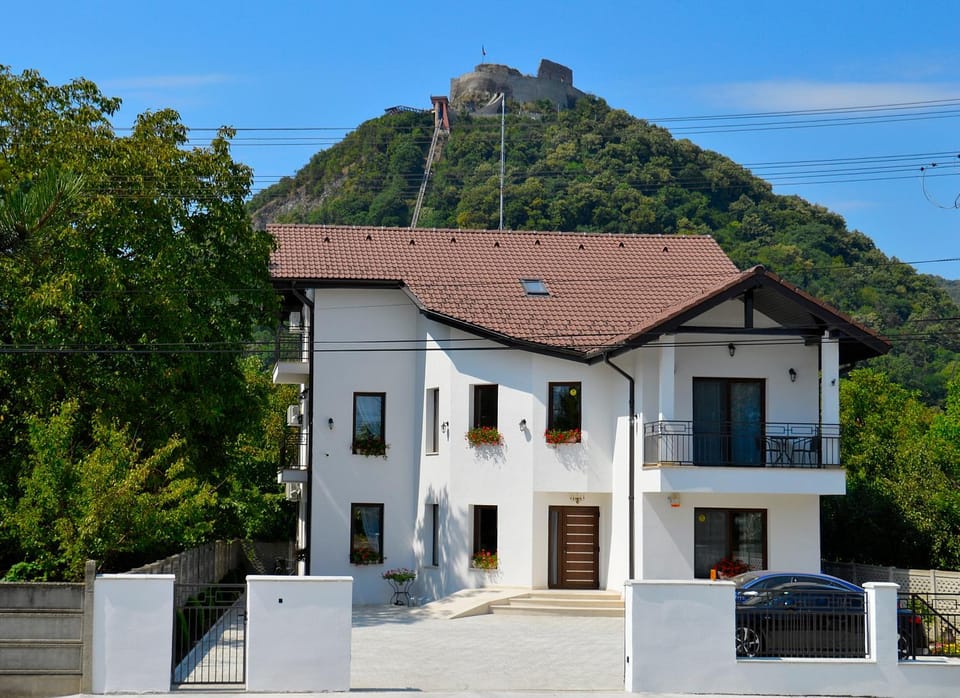 Property building, Facade/entrance, Landmark view, Parking