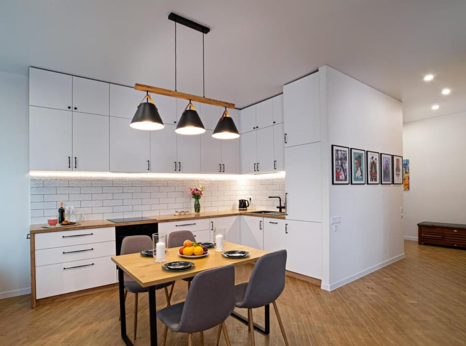 Kitchen or kitchenette, Dining area