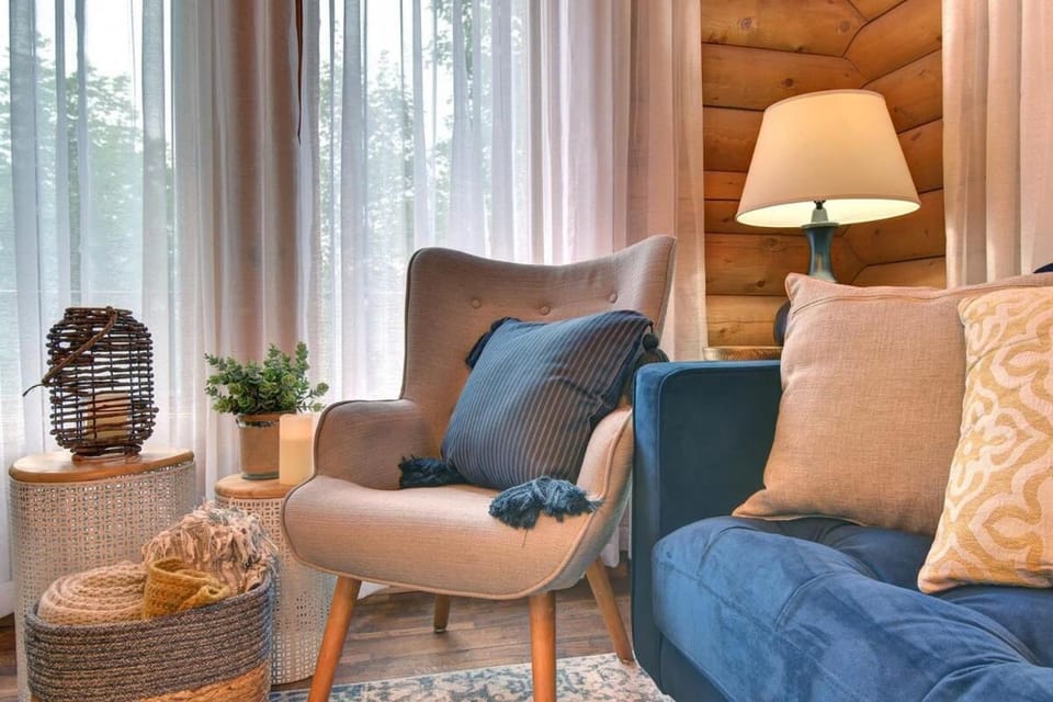 LOG CABIN w HOT TUB, BEACH access, near of TREMBLANT Cabin in Ontario