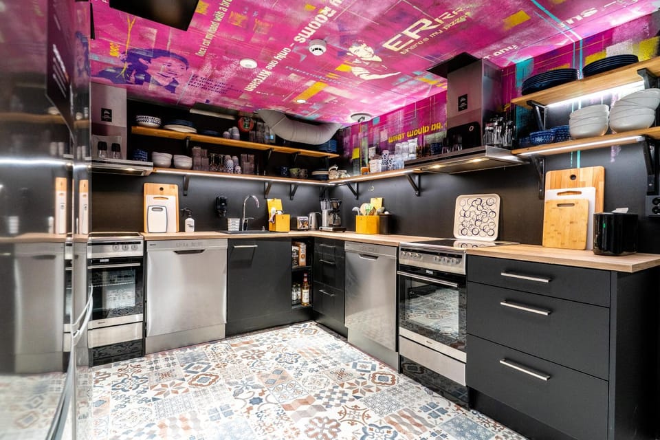Kitchen or kitchenette, Communal kitchen