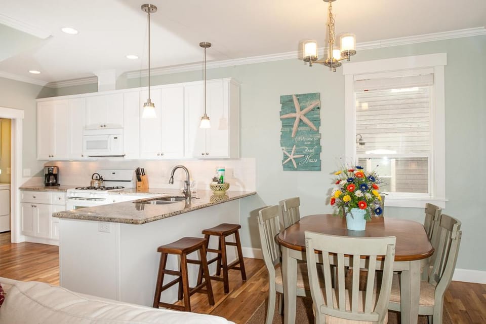 A Bit of R n R House in Lincoln City