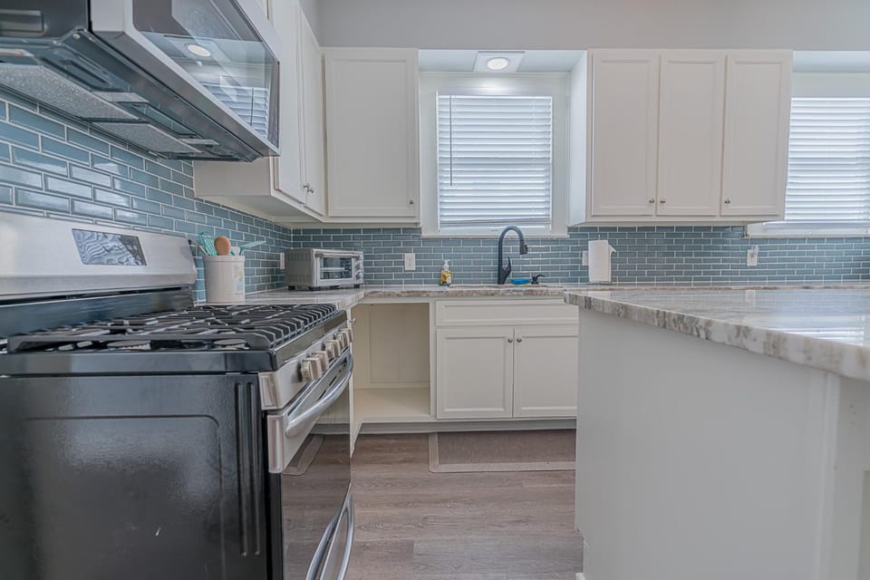 Uptown Cottage Newly Updated Home Near the Strand Galveston Harbor and UTMB House in Texas City