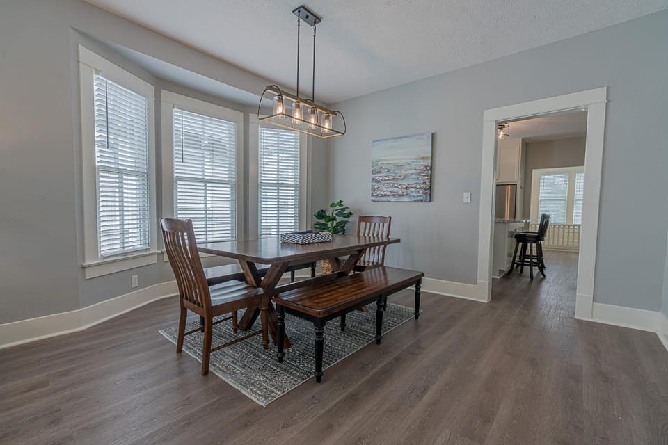 Uptown Cottage Newly Updated Home Near the Strand Galveston Harbor and UTMB House in Texas City