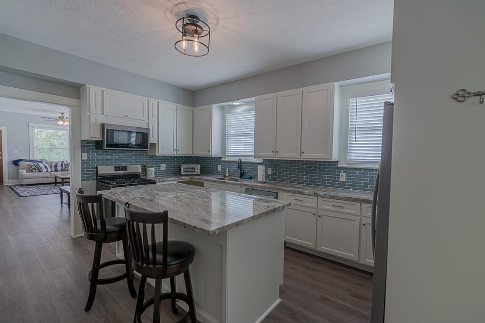 Uptown Cottage Newly Updated Home Near the Strand Galveston Harbor and UTMB House in Texas City