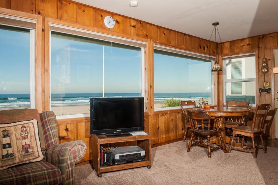 Beach Bungalow - Roads End House in Lincoln City