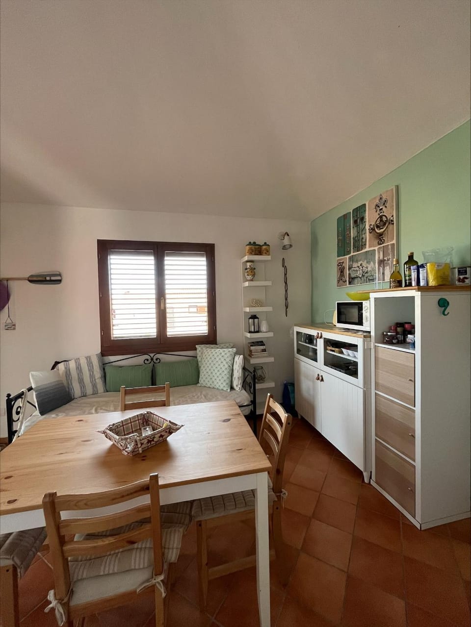 Kitchen or kitchenette, Dining area, minibar, stove
