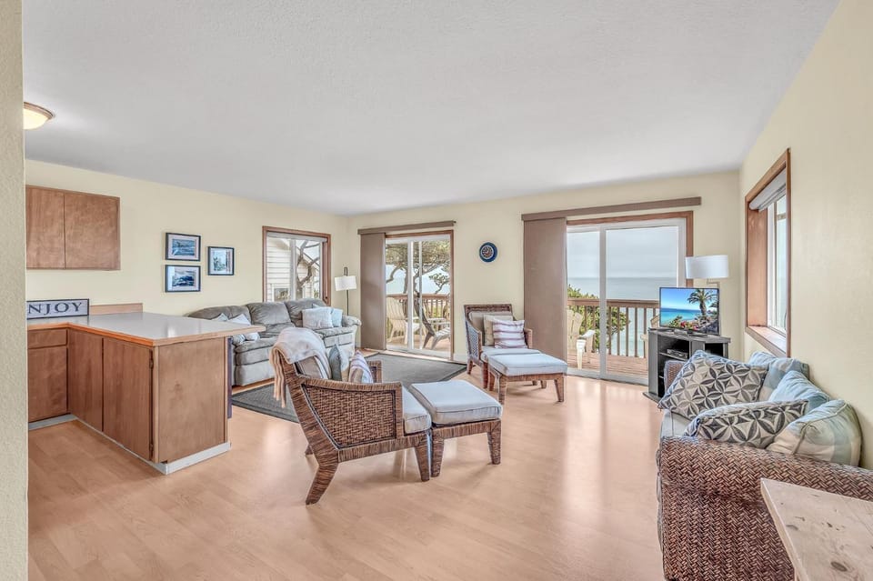 Breaking Waves Retreat House in Lincoln Beach