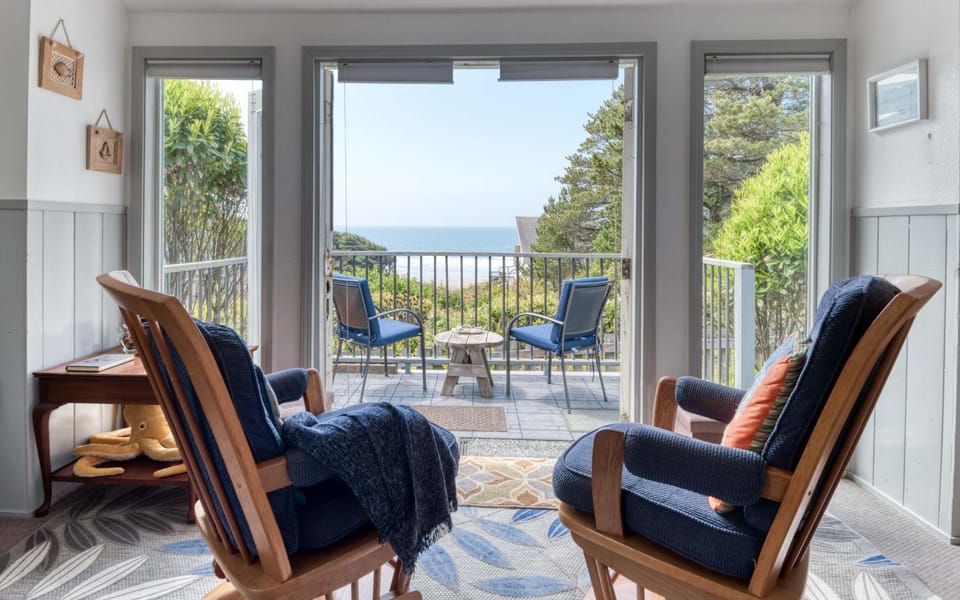 Breeze Cottage House in Lincoln Beach