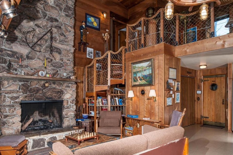 Crows Nest House in Newport