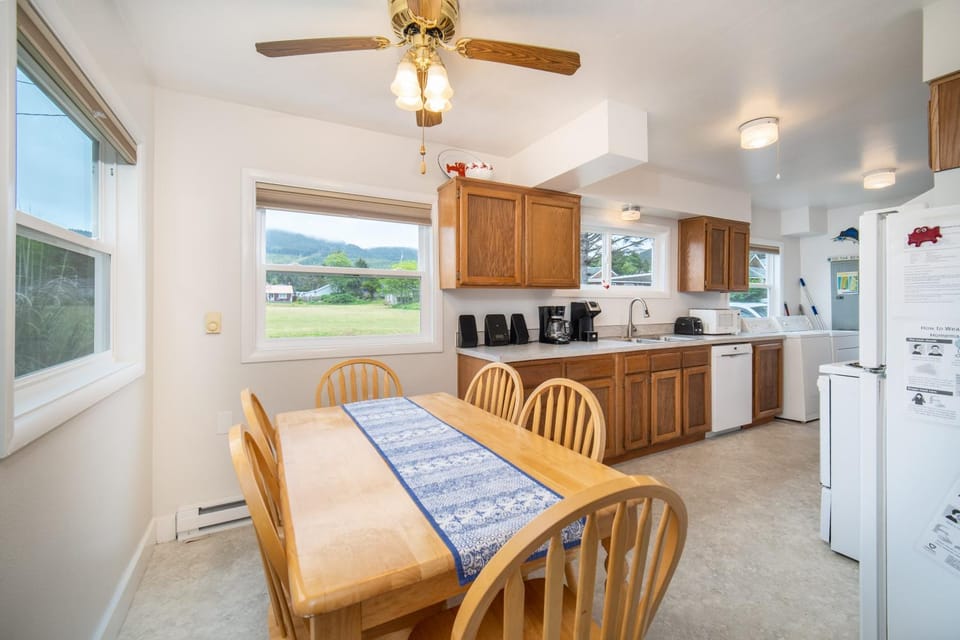 Easy Street House in Rockaway Beach