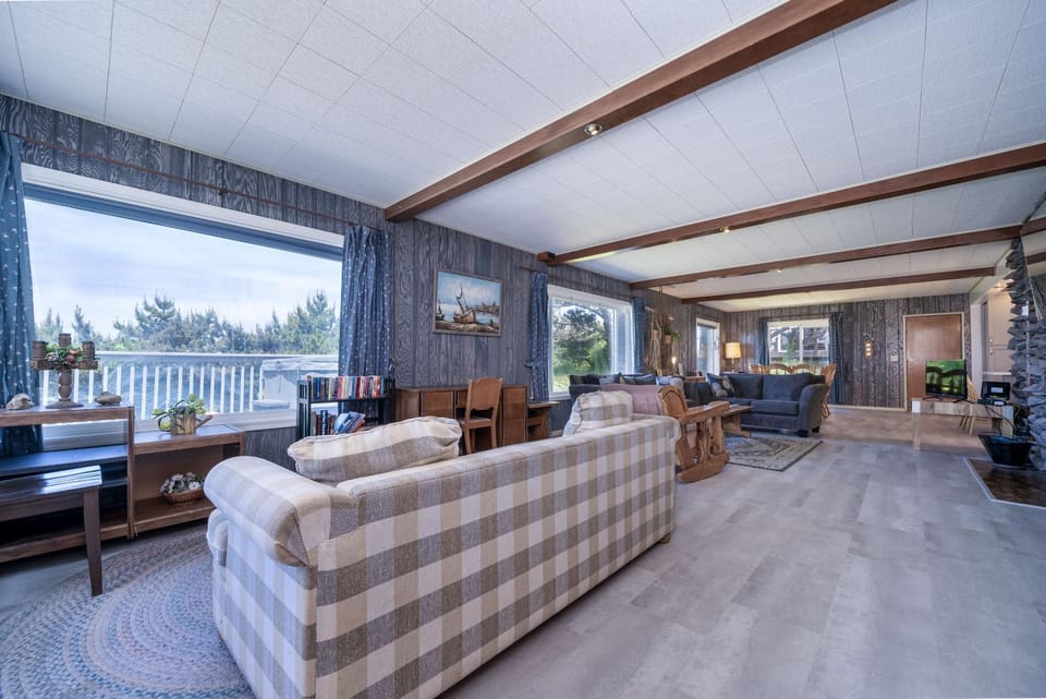 Ebbing House House in Lincoln City