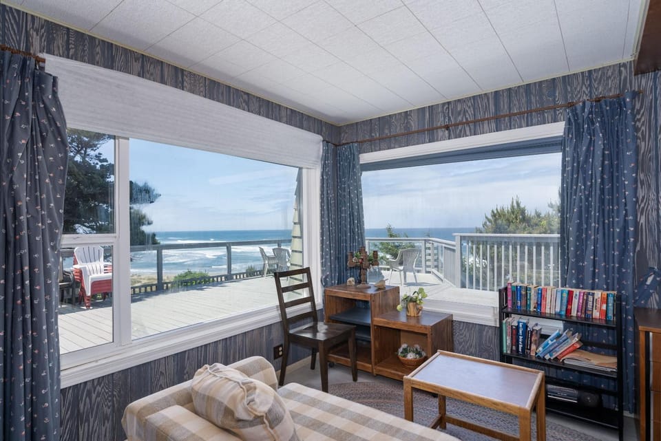 Ebbing House House in Lincoln City