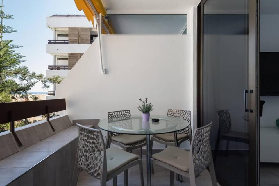 Las Arenas - apartamento moderno con vistas al mar y WiFi veloz de fibra óptica Apartment in Maspalomas